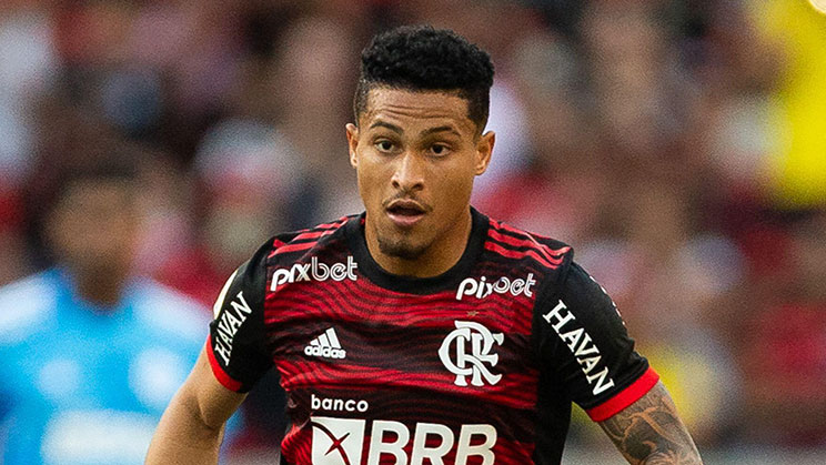 Joao Gomes dipantau Liverpool