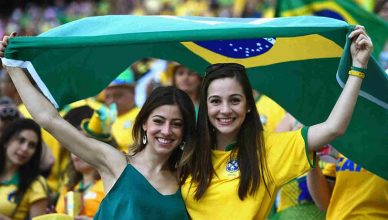fans sepakbola wanita pendukung tim nasional brazil