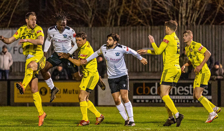 Tiverton menang atas Chesham