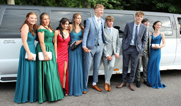 Siswa di pesta prom Tiverton High School